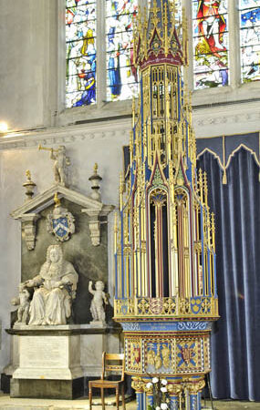 Font with Reynolds Statue